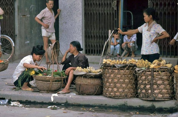 Những người bán chuối rong trên phố Lò Đúc, 1991.